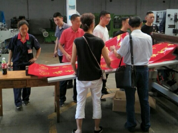 對(duì)聯(lián)燙金機(jī)試機(jī)客戶(hù)連連稱(chēng)贊！